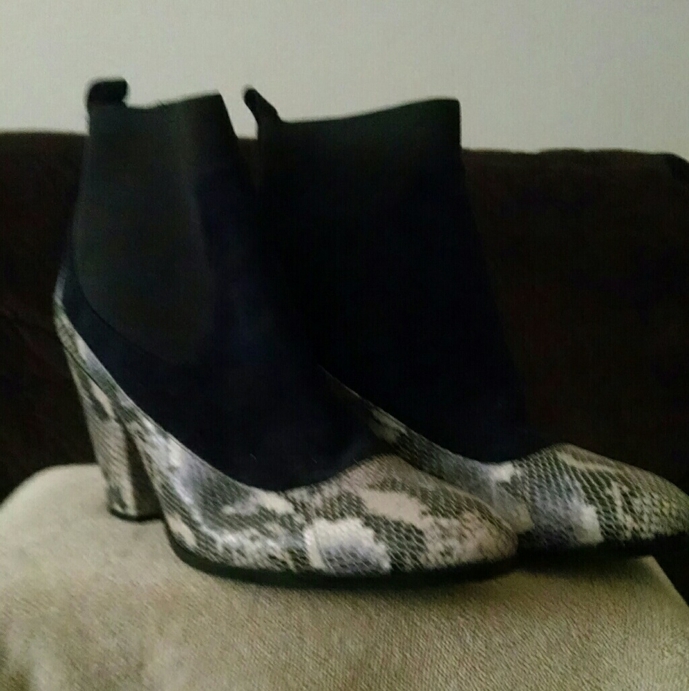 Women's size 9 1/2 boots by Dee Oclocca - Navy